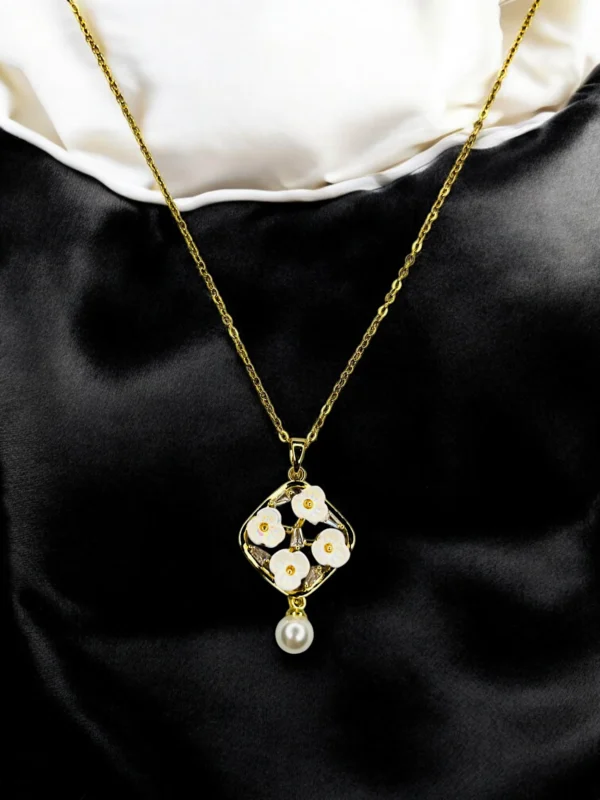 Gold Floral Pearl Pendant Necklace