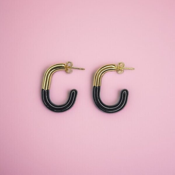 Two-Tone Crescent Hoop Earrings: Chic Black & Gold